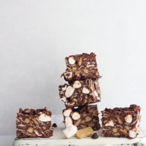 These gluten-free no-bake rocky road squares are simple so easy to make and are the perfect dessert if you love chocolate and marshmallows.