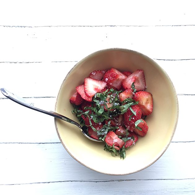 strawberry goat cheese cracker appetizer recipe