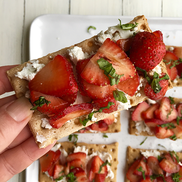 strawberry goat cheese cracker appetizer recipe