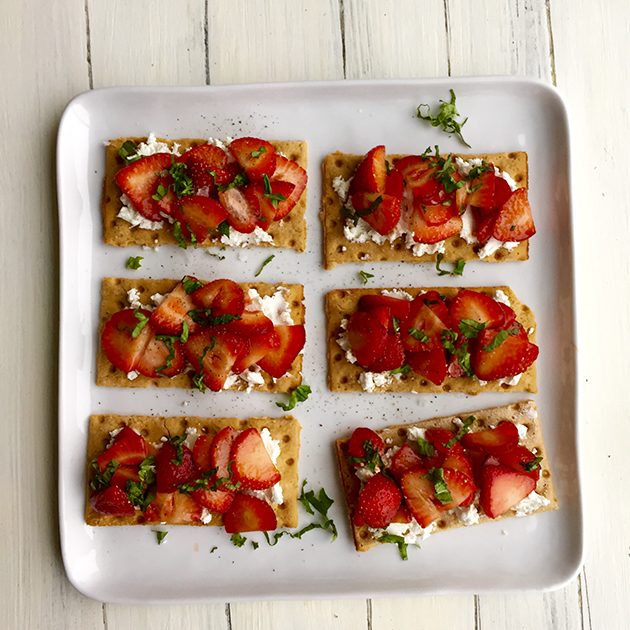 strawberry goat cheese cracker appetizer recipe