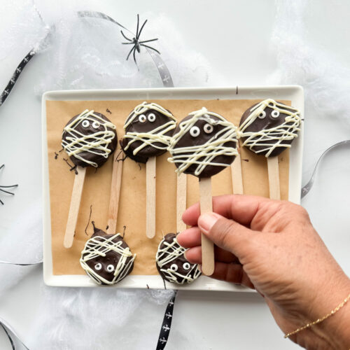 Make these delicious no-bake, kid friendly easy to make gluten-free Halloween treats. Just dip plain gluten-free Oreos into melted chocolate, add edible eyes and drizzle with melted white chocolate.