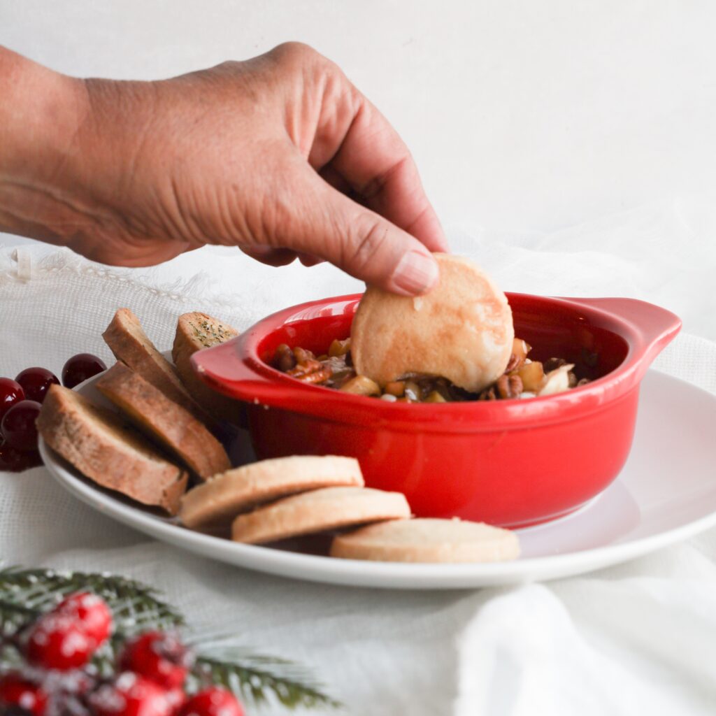 Deliciously melty and gooey baked brie with cinnamon and apples. It is an instant hit at gatherings and parties during  the holiday season. Easy to make, uses simple ingredients like brie, apples cinnamon and pecans.