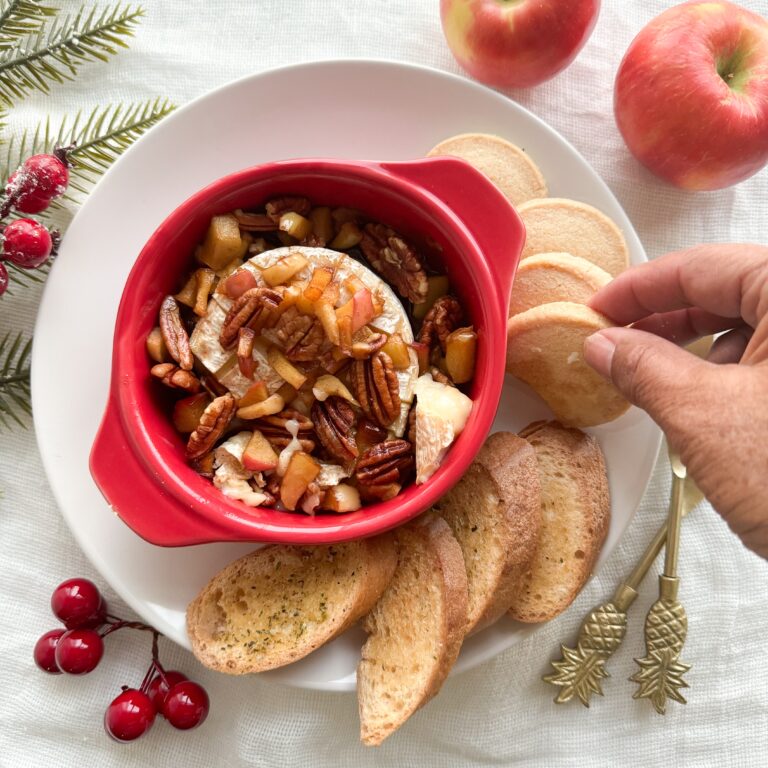 Deliciously melty and gooey baked brie with cinnamon and apples. It is an instant hit at gatherings and parties during the holiday season. Easy to make, uses simple ingredients like brie, apples cinnamon and pecans.